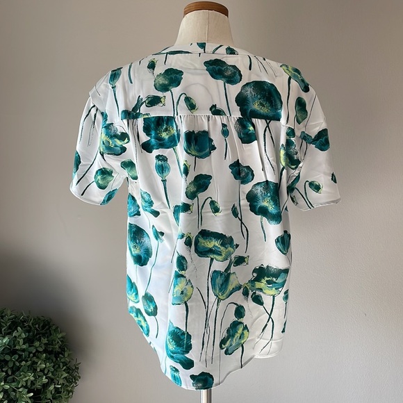 ALFANI women’s poppy floral short sleeve blouse V neck size Med white w/ green - Picture 7 of 12